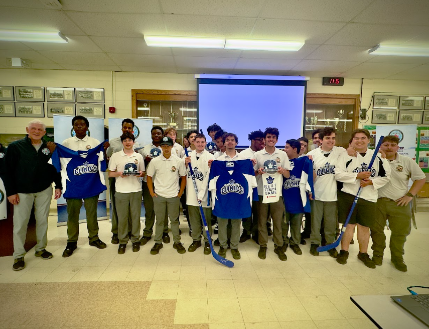 bellissimolaw's tweet photo. Thank you to Chaminade College School for an unforgettable visit with @STH_HCC! STH continues to share the importance of connection, perseverance, &amp; supporting one another on &amp; off the ice. The future is bright with students like these!

#StrongerTogetherHockey #MLSEFoundation https://t.co/1efFQvZiXH