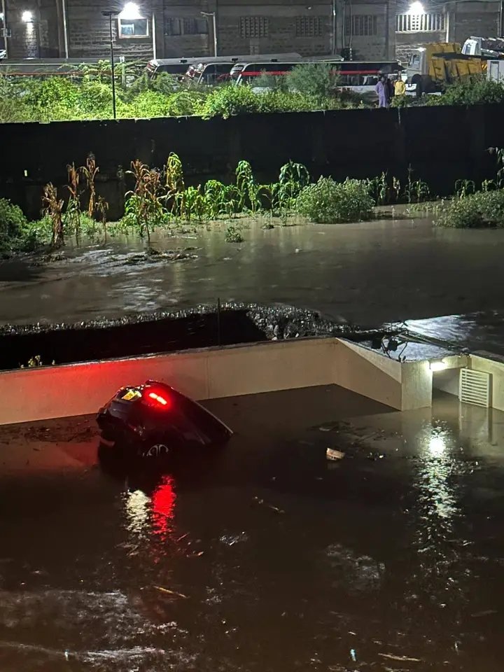 ivymuthe's tweet photo. Signature mall fully flooded https://t.co/c2OPIzFBtd