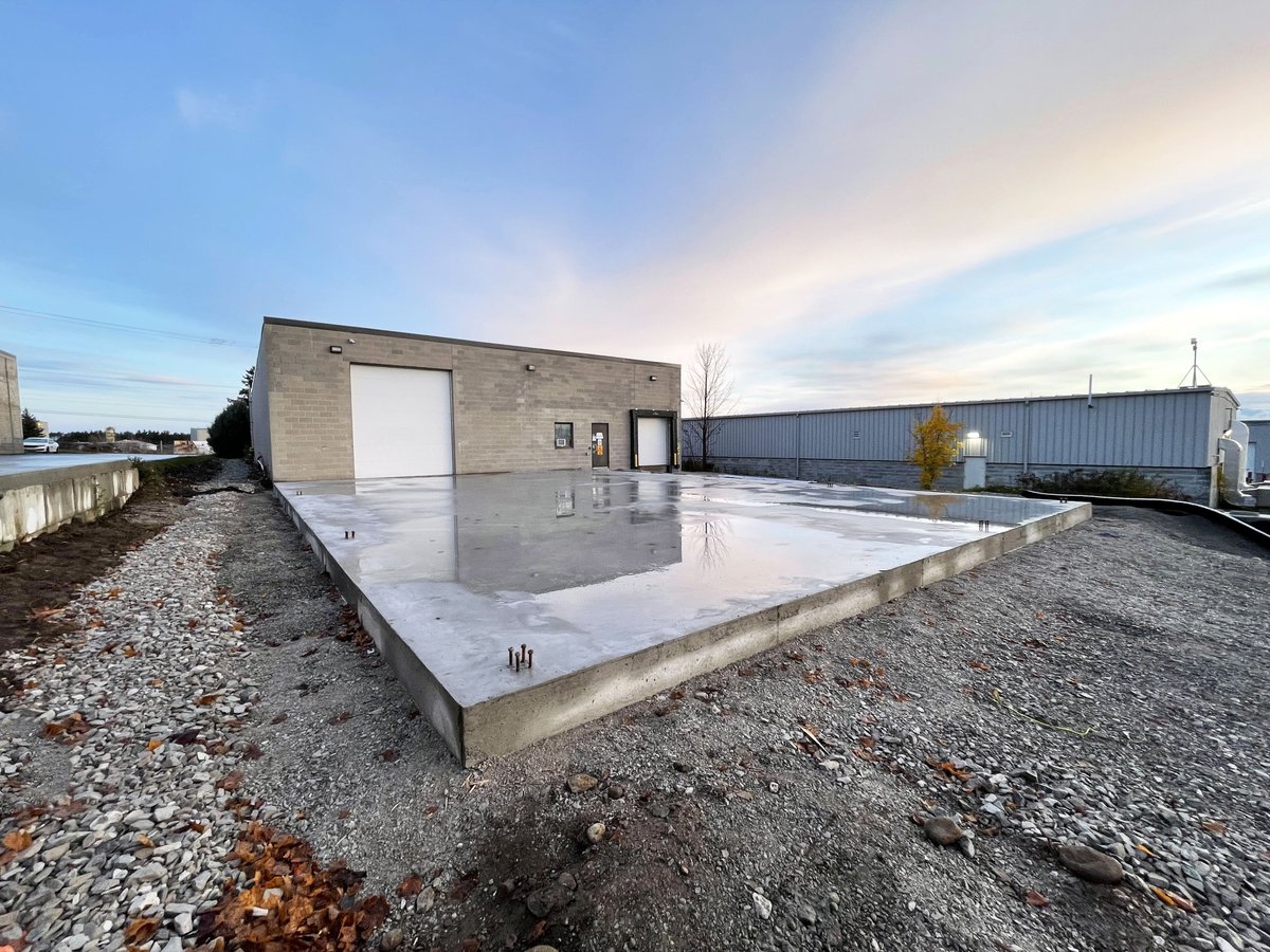 PrestigeBuilt's tweet photo. A freshly completed 50x80 engineered slab foundation in Barrie is wrapped up and ready for the next stage of construction. Built to exact specs for strength and stability, this slab is prepped for a new commercial or steel building going up soon.
#EngineeredSlab #ConcreteConstruction #SteelBuildings #BarrieOntario #OntarioConstruction