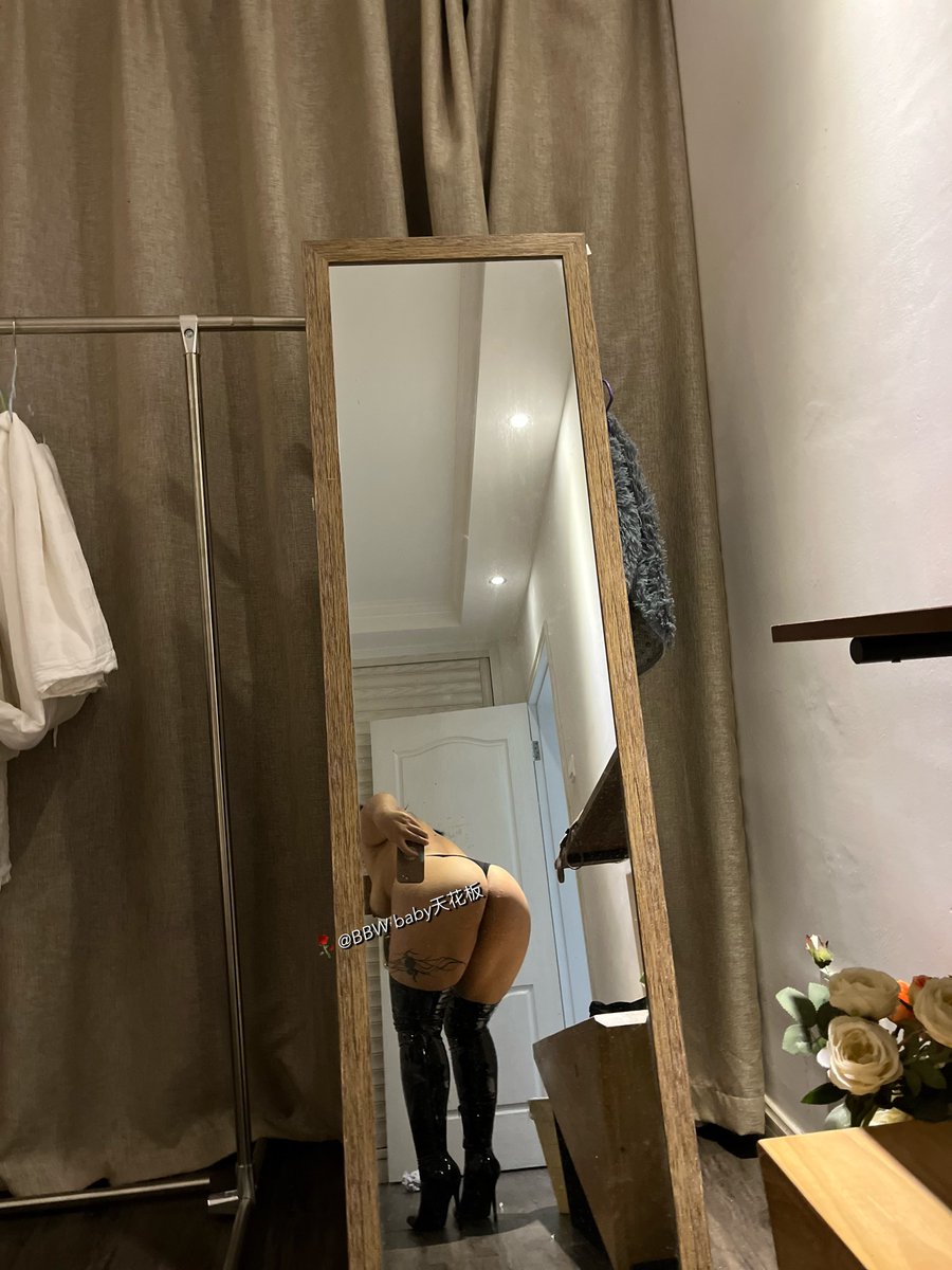 bi3990759623933's tweet photo. 再也买不到这么合身的漆皮过膝靴了吧😭女装真的完蛋了 https://t.co/HL0XAP4LhV