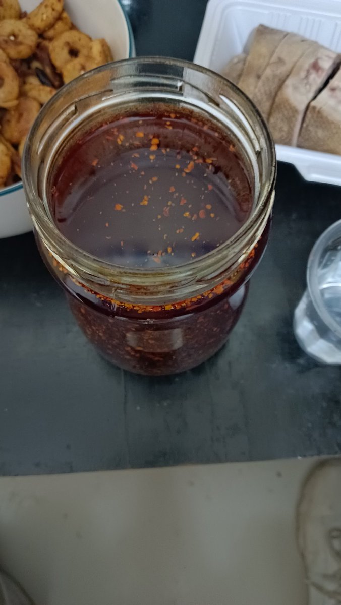 hengdaoli's tweet photo. 前几天在饭店说想要他们点辣椒油。昨天晚上去都给我装了一瓶，黄豆酱的瓶应该有一斤吧。给钱怎么都不要。成本也差不多有50块钱吧。做生意也不容易。不过他饭店换了3次地方吃了也差不多有20年了 https://t.co/yRLedJ46bP