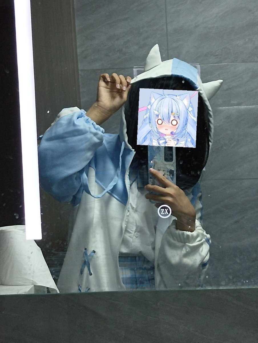 FallFish9's tweet photo. 发现自己好久没发图了，遂从相册里尝试翻找能发的老图，啊啊啊什么时候我也能学会抽象文案（）
#可爱 #水色 https://t.co/mLIC9y8RJx