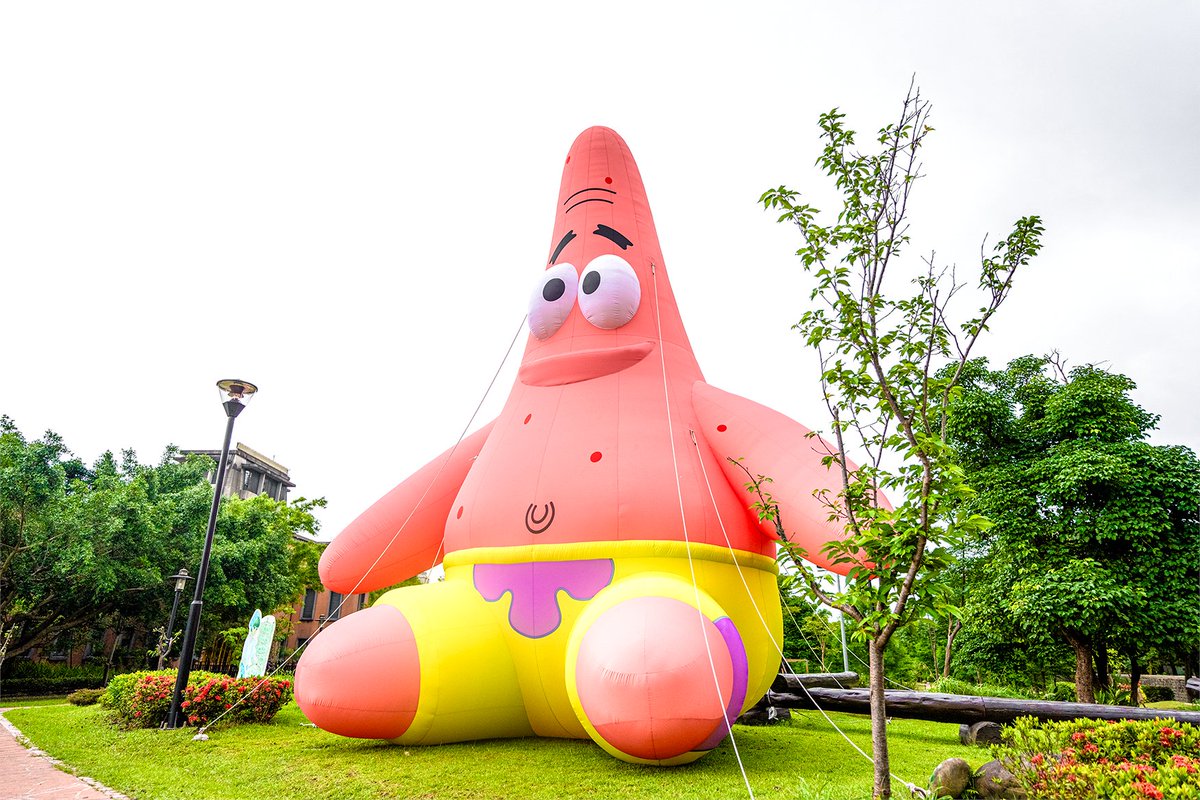 NewTaipeiGov's tweet photo. 🫧Oh~~~Who lives in a pineapple under the sea? #SpongeBobSquarePants!
🧽SpongeBob and Patrick Star ⭐️have popped up at the #NewTaipei Hakka Museum in #Sanxia, where the Hakka Round House has transformed into a giant pineapple home. 🍍Catch this fun crossover before June 11. https://t.co/NrPIpyNdFt