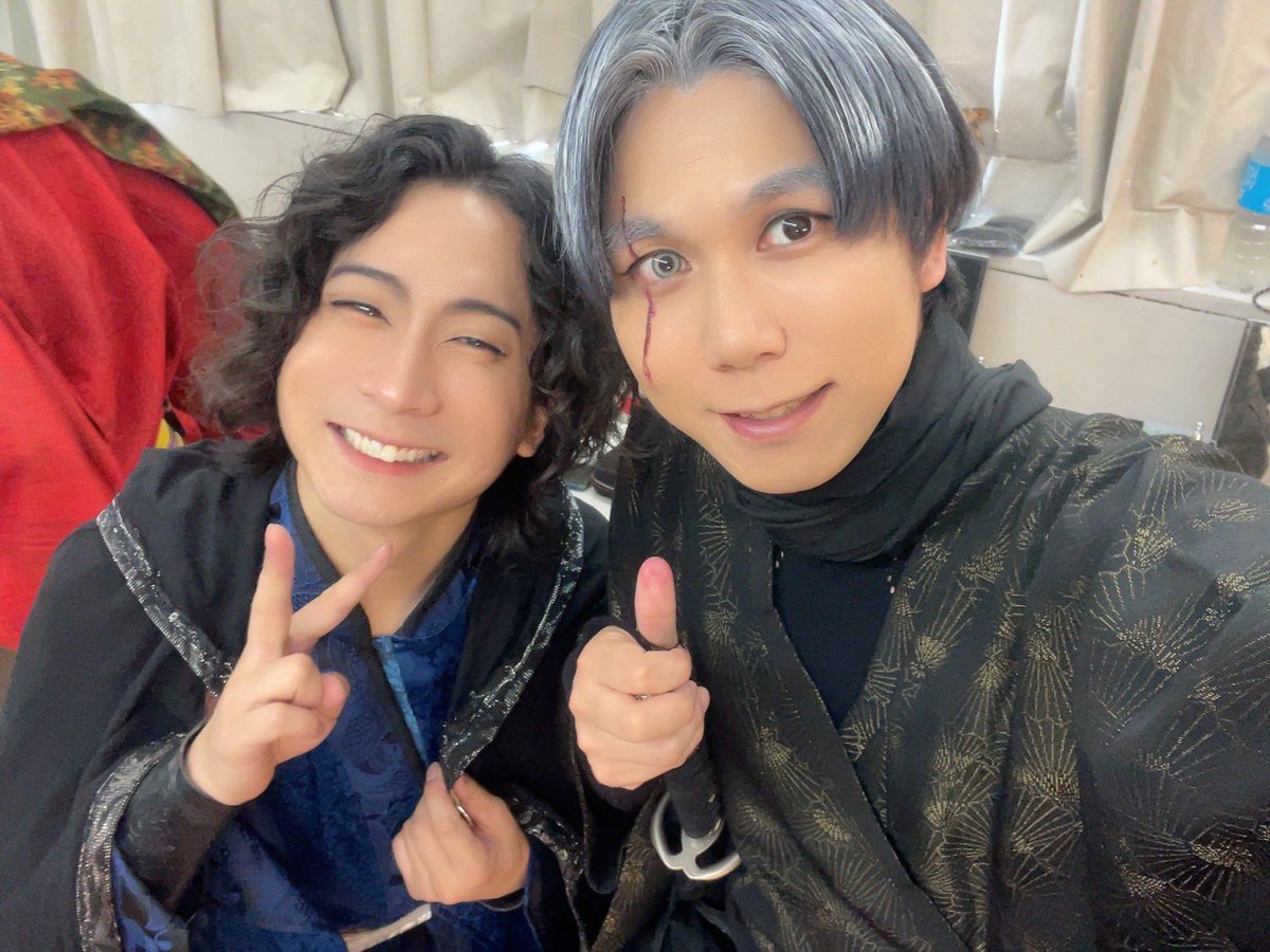 manato_izumi's tweet photo. #最果ての花

巡り巡りまた再共演で至極幸せ
慶ちゃんは目でしっかりと演技のプレゼントをくれるんです🎁
一言で「すごい」「天才」て失礼な気がしてしまう程、鍛錬して鍛え上げた技術を持っている方。座長を支えて参ります。

銀として

この皇子を探しています。
見かけたら暗殺部隊諜報部員、翳までご連絡を