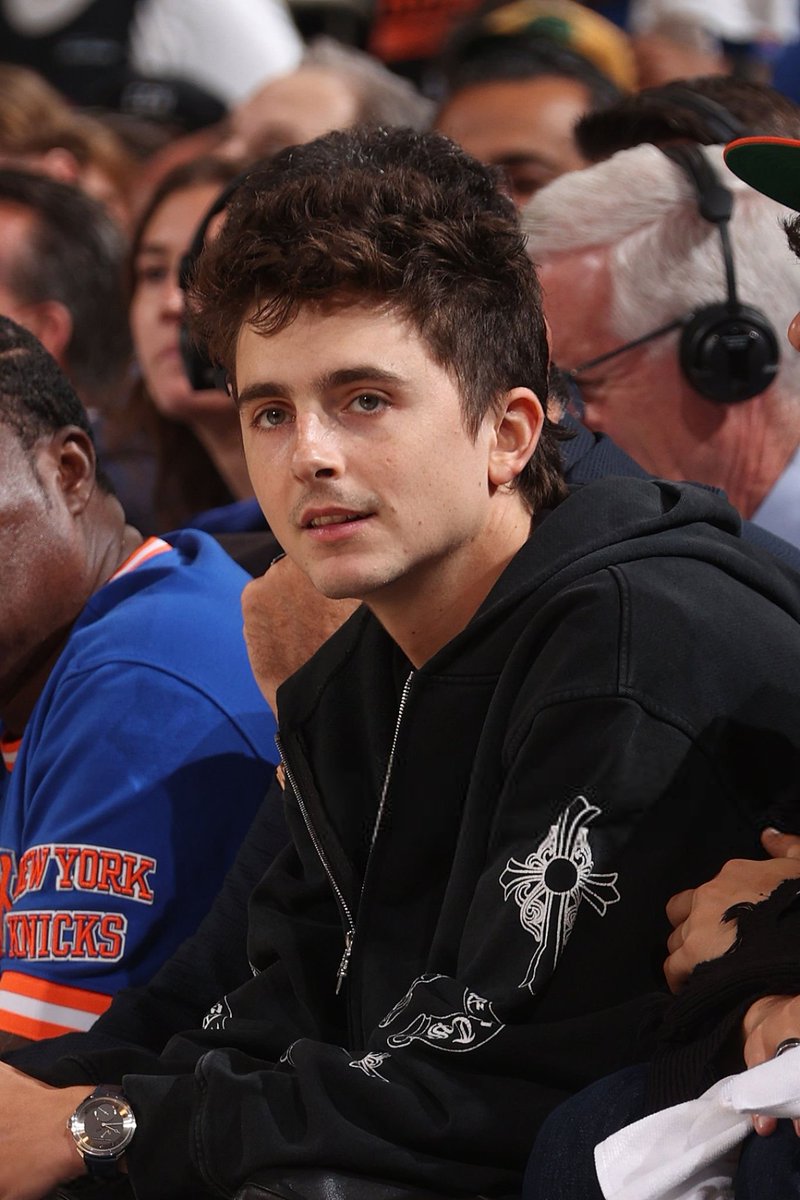 timotheeupdates's tweet photo. Timothée Chalamet enjoying the Knicks game tonight in NYC. 📸 https://t.co/2Y0H7L2dNN