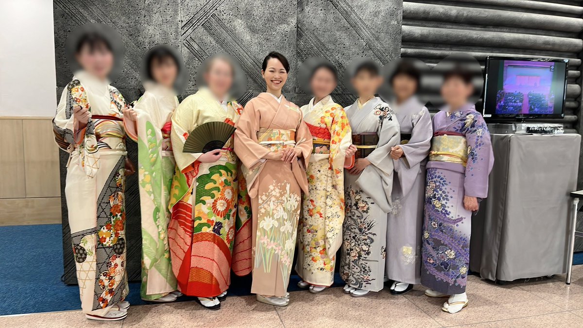 katounoayane's tweet photo. ギリギリ袷でも暑苦しくない日でした！

女子8人、大変華やかな舞台となりました。
見てください素敵でしょう、みんなお箏が上手なんですよ、奇跡じゃないですか。しかもこれからまた上手になるんですよ、国宝じゃないですか。

振り袖3人もめちゃくちゃかわいかったです。先生着付け頑張った！ https://t.co/d1CGUnt8jb