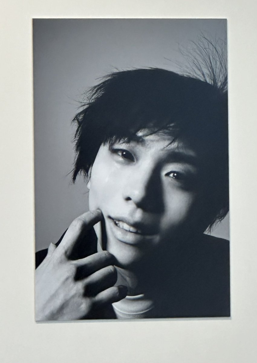 snown_4AYH's tweet photo. ちょうど2年前の今日、GUCCIさんの写真展に行った。
本当に素敵な写真ばかりだった中、特にこの2枚に心奪われたんだ。
彼は何を想い佇んでいたの？
笑顔なのに涙の理由は？
彼の心の解放は芸術を生む。
奇跡のように美しい人。

#羽生結弦 https://t.co/8vXZj1FLKS