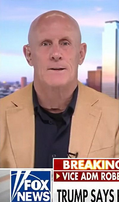 Vision4theBlind's tweet photo. Fox News bringing out guests that are wearing masks. https://t.co/YnxMGYDITg