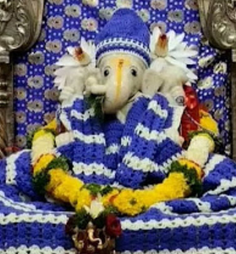 omganesh88999v2's tweet photo. 22.05.2026 ไม่ว่าจะยิ่งใหญ่แค่ไหน พระพิฆเนศก็ยังเป็นฟิลเตอร์ เด็กเล็กของพระแม่อุมากับพระศิวะตลอดไปจริงๆค่ะ ขวามือคือพระพิฆเนศองค์ประธานที่วัด Sarasbaug เมืองปูเน่ประเทศอินเดียค่ะ พอถึงฤดูหนาว ก็จะสวมใส่เสื้อกันหนาวแบบนี้ล่ะค่ะ น่ารักมากๆเลยทีเดียว วันนี้ขอให้เป็นวันที่ดีนะคะ🫶🏻 https://t.co/IpFgpM2b9P