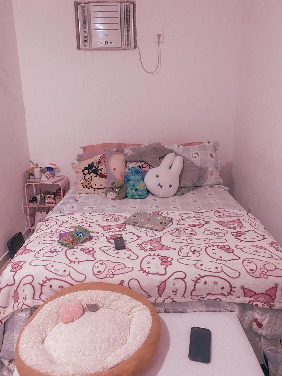 multiversozin's tweet photo. Por sermos bagunceiros profissionais, o quarto sempre foi desafiador pra arrumar. Desde janeiro, quando o episódio depressivo mais forte da vida de Thai começou, só tínhamos força pra fazer o básico, e o quarto ficava sempre em segundo plano. Mas hoje nós conseguimos. Vencemos! https://t.co/L6fGEPH3BC