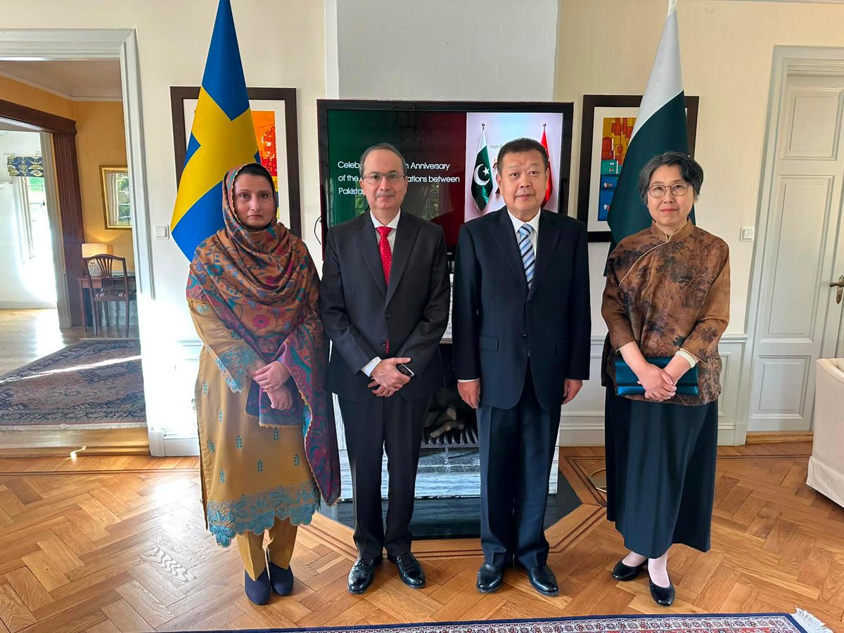 PakinSweden's tweet photo. On the occasion of 75th Anniversary of relations b/w  🇵🇰🇨🇳  Mrs. Zhang Guoying &amp; Amb Limin Zhou &amp; Embassy officers were hosted at 🇵🇰House  Fruitful exchange of views on current and future trajectory of  bilateral ties was held @ChinaEmbSweden @ForeignOfficePk @BilalHayee https://t.co/otT55WqaIn