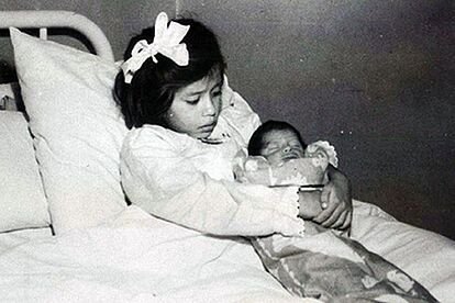 the_beardedsina's tweet photo. A little back story about the youngest mother ever.

Her name is Lina Medina,  she was born in Peru in 1933.
When she was 5 years, her parents noticed her abdomen was getting big and thought to take her to a hospital. They even thought it was a cancer. 

When she was examined by the Doctors, they discovered at age 5 she already had fully developed female sexual organs , A case of Precocious puberty. 
She even started menstruating from 8 months.

It was then noticed that, the big abdomen was due to Lina being pregnant at age 5. How?

Even though her sexual organs were developed,  Her pelvis were still not very much developed

Some months after she had a Casearean section done and she delivered a 2.7 kg baby successfully. 

When the story broke out, people were curious Who the Father was. Who impregnated her? As she was a minor.
Lina was questioned but didn't disclose Who impregnated her.

Her father was later arrested on suspicions of possible sexual abuse but was later released due to lack of evidence 

Lina is still alive and holds records for the youngest mother alive.