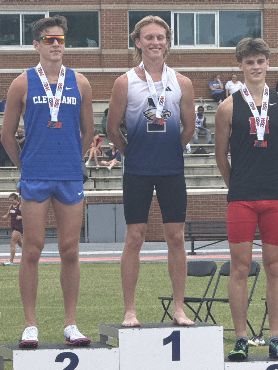 wcsIHSathletics's tweet photo. Asher Oates! STATE CHAMP 1600m.  Time of 4:13! https://t.co/opIPUA9IKi