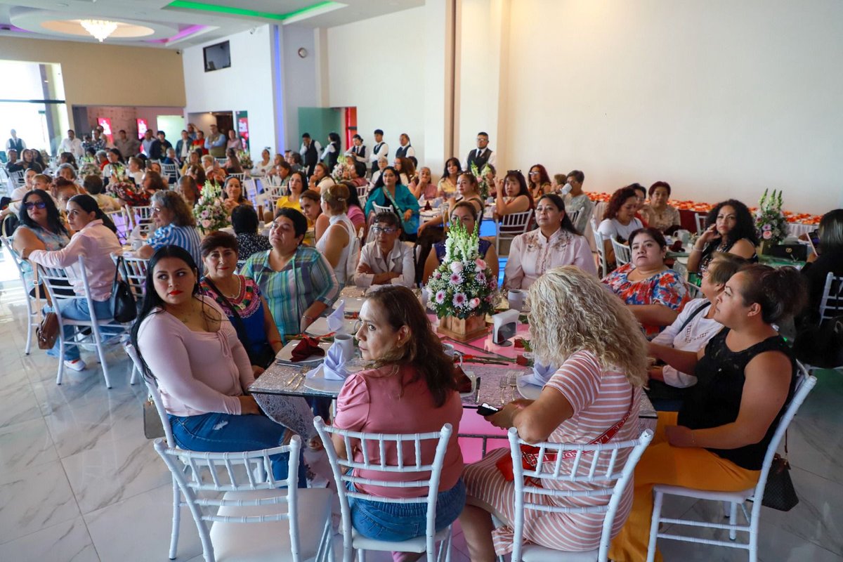 ErwinCastelan's tweet photo. Detrás del trabajo, esfuerzo y crecimiento diario de #Coacalco, hay mujeres que todos los días siguen siendo ejemplo de carácter, dedicación y compromiso con sus familias y nuestra comunidad. 🌷

Siempre será un gusto reconocerlas, convivir y agasajarlas como se merecen. https://t.co/A1jXaKuMyK