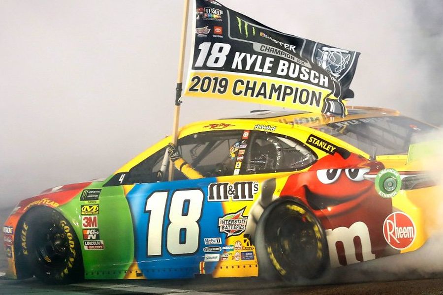 AlpecaF's tweet photo. Es que sigo sin dar crédito, era siempre el primer piloto que me fijaba cuando veía alguna carrera de Nascar.

Esos colores de m&amp;m y su agresividad al volante eran inconfundibles https://t.co/98RtBLAVZt