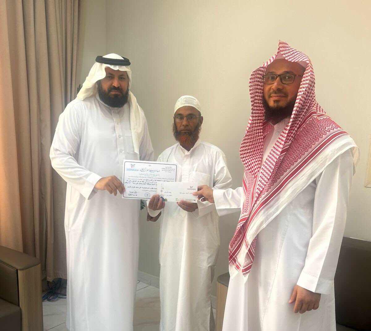 swirkia's tweet photo. جمعية تحفيظ القرآن الكريم بمحافظة #المهد تهنئ المقيم/ أرشد حسين سجاد بمناسبة إتمامه حفظ كتاب الله كاملًا، من خريجي الجمعية بحلقات مسجد #الصلحانية https://t.co/VQNsRKkIZV