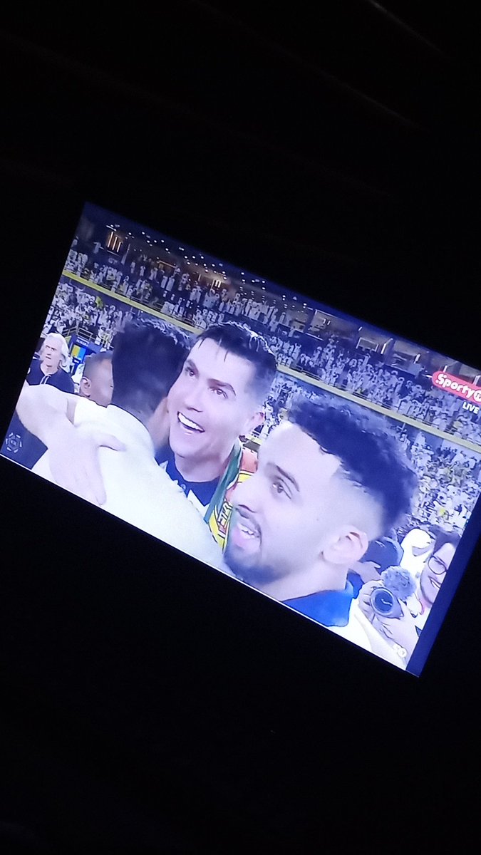 DECENTMichael1's tweet photo. @Cristiano @AlNassrFC_EN @AlNassrFC This joy 😊😊😊 
💛🤍💛 https://t.co/iSWJcFDJhE