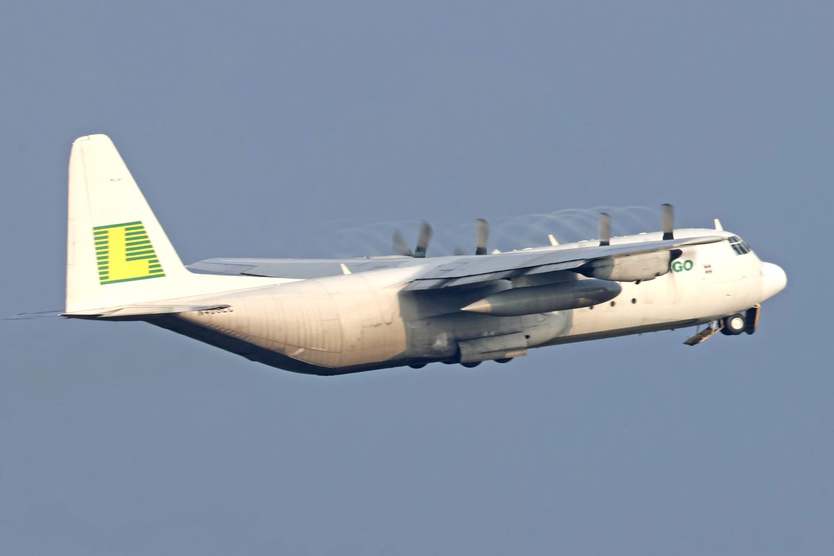 Centrairairport's tweet photo. 先日早朝、セントレアでリンデン・エアカーゴのロッキード L-100-30 ハーキュリーズが離陸していく姿が見られました。この機体はC-130をルーツに持つ民間貨物型として知られ、セントレアにも時折飛来しますが、なかなか見られない姿です。4発ターボプロップならではの力強い音を響かせながら、朝の空へ飛び立っていきました。