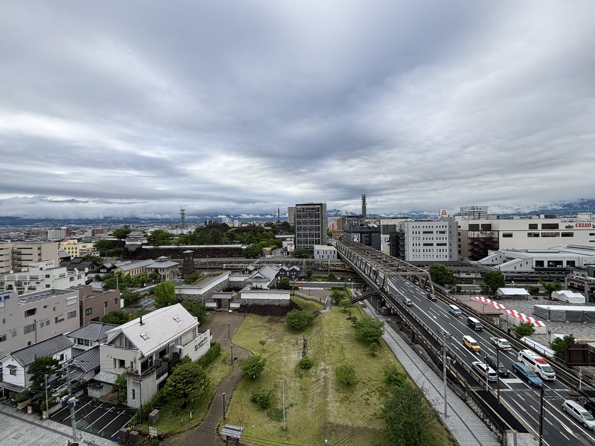 MOTIFplayer's tweet photo. 夜中の雷雨の音で目が覚めて、若干の寝不足気味。
しかも気温差も。
もうすぐ梅雨が来る季節の変わり目ですので、体調管理をしていきましょ。

そんな今朝も生放送やっとります！
#909mybs https://t.co/Ed3yZ59Lmx