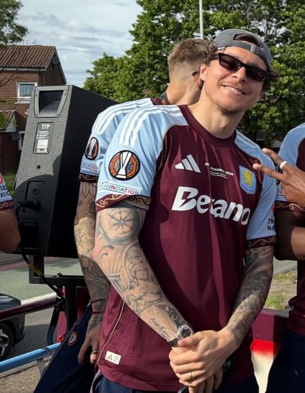 WhatTheForkAVFC's tweet photo. Victor Lindelof is just so effortlessly cool.

I’m so glad we signed him. What a bloke. https://t.co/R24GE4e2hM