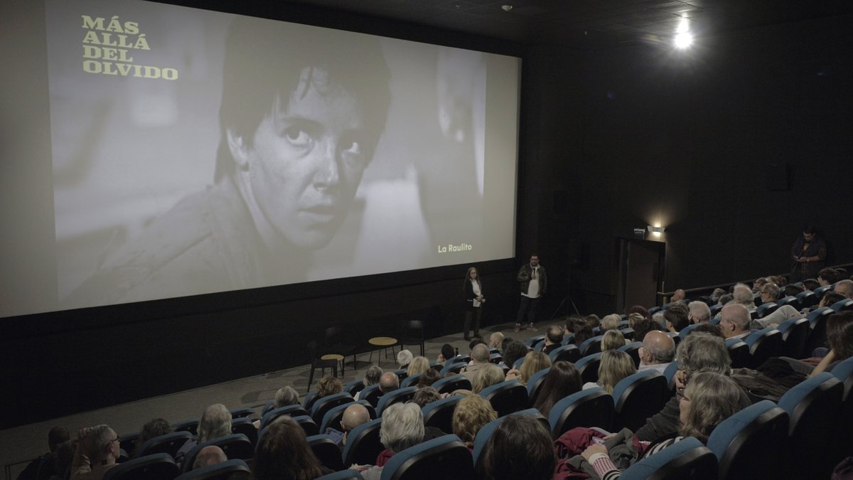 CinematecaURU's tweet photo. Estamos viviendo la segunda edición del MADO – Semana del Cine Recuperado.

Organizado en Montevideo por Cinemateca Uruguaya junto al Museo del Cine “Pablo Ducrós Hicken” y la Filmoteca Buenos Aires, el encuentro se presenta como “la semana del cine que no se rinde”, reafirmando su compromiso de visibilizar un patrimonio audiovisual que resiste al olvido, no a pesar de sus imperfecciones, sino a través de ellas.

🎬La apertura fue con La Raulito, de Lautaro Murúa, y contamos con la presencia de su protagonista, Marilina Ross, junto a Juan José Mugni, director de Filmando La Raulito, cortometraje que recupera el detrás de escena de la película.

📽️🎞️Las funciones se realizan en distintos formatos —16 mm, 35 mm y digital—, poniendo en valor la experiencia material del cine.

💬Como parte de la programación, el festival también propone mesas de debate con invitados internacionales, abordando temas como la digitalización del patrimonio audiovisual, las tensiones entre gestión pública y privada de los archivos, y el rol de los archivos en la construcción de comunidades.

Los invitamos a seguir descubriendo el cine recuperado en nuestra región.  
👉https://t.co/kGu4esmjhz