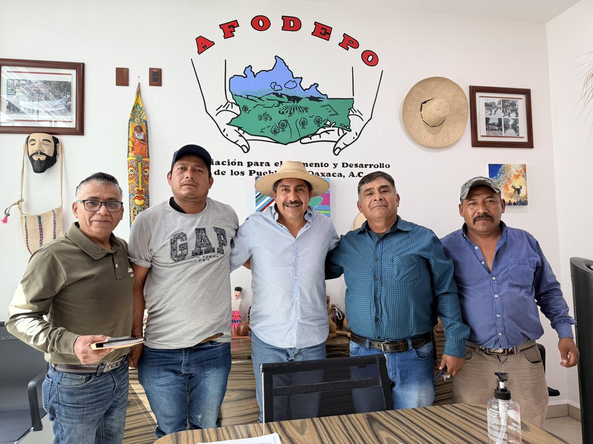 afodepoac's tweet photo. Agradezco de corazón la confianza y la amistad de las autoridades de Santa María Peñoles. Siempre será un gusto sumar esfuerzos, compartir experiencia y trabajar juntos por el bienestar de su gente, que es noble, trabajadora y maravillosa.

Cuenten conmigo para seguir caminando del lado del pueblo y construyendo mejores oportunidades para todas y todos.

#Agradecido #Educación #AmorAOaxaca #Etla