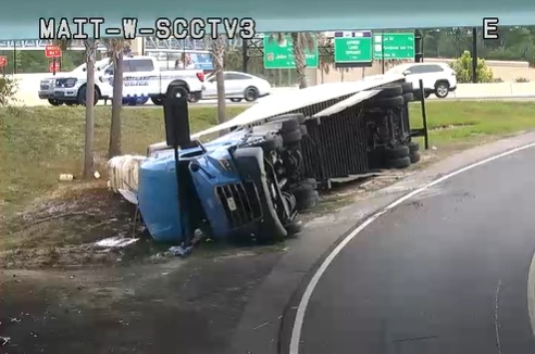 TeleTrafficCFL's tweet photo. Big Rig rollover continues to be a big issue for Maitland commuters

EB Maitland Blvd at I-4
2 Left lanes blocked as well as the on-ramp to EB I-4

WB Maitland Blvd - all lanes open

Alts: Kennedy Blvd or SR-436

#Orlando #traffic #maitland #i4 #winterpark #altamontesprings https://t.co/DPM4dOmwHf