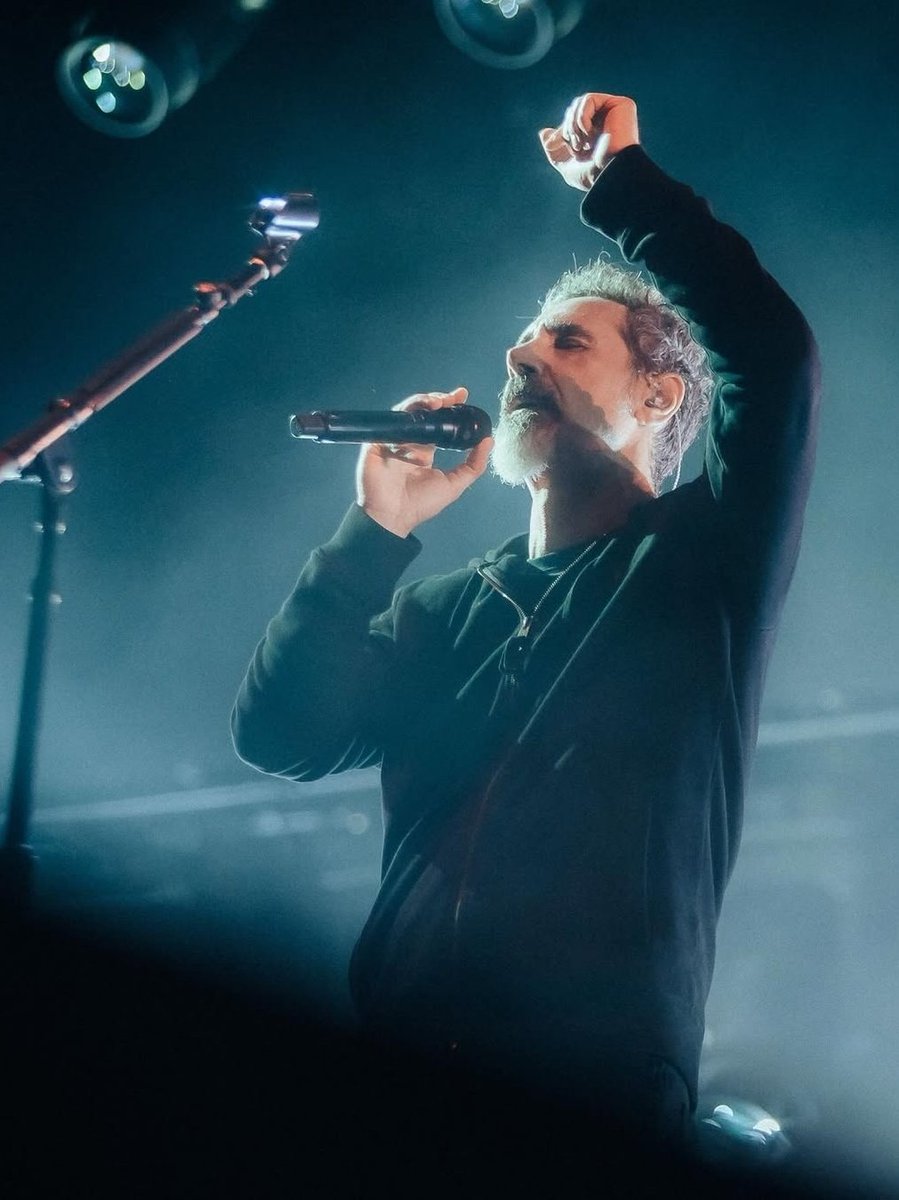 acervonumetal's tweet photo. Os gigantes do metal alternativo e nu metal, System Of A Down, trouxeram a turnê Wake Up! South America Stadium Tour para duas noites completamente esgotadas na arena, nos dias 10 e 11 de maio de 2025, despejando blocos massivos de clássicos como "Chop Suey!" e "Toxicity". https://t.co/9hsFIgKY44