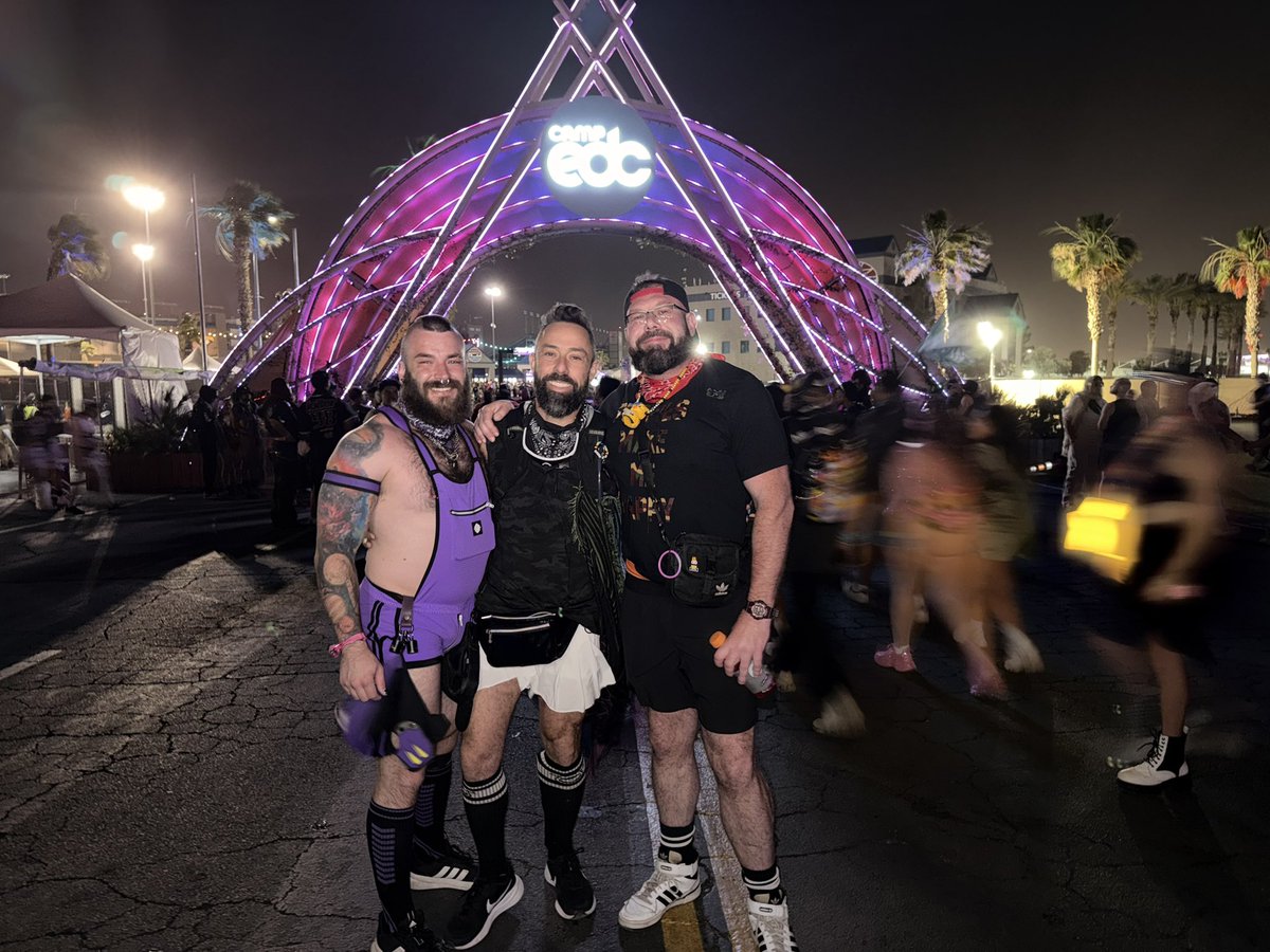 Parrow_'s tweet photo. Both me and @arny.z original plans for #EDCVegas changed but I couldn't be happier how it all came together full of experiences and memories we all made. Thank you Arny for making @joveyjove and our first #campedc #edcvegas such amazing time! ♥️ https://t.co/gNgRseGzwM