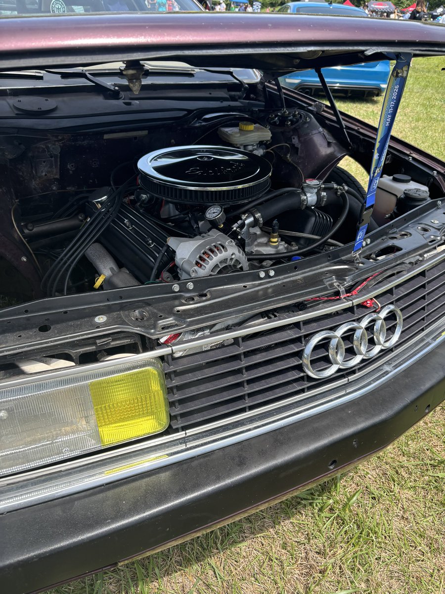 bunorohijingu's tweet photo. なんの見た感じ変哲もないAudi200なんだけどまさかのChevyのSmall blockが乗っかってた。
会場内で1番オカシな車だったんじゃないか…？ https://t.co/9vsgVMzHxg