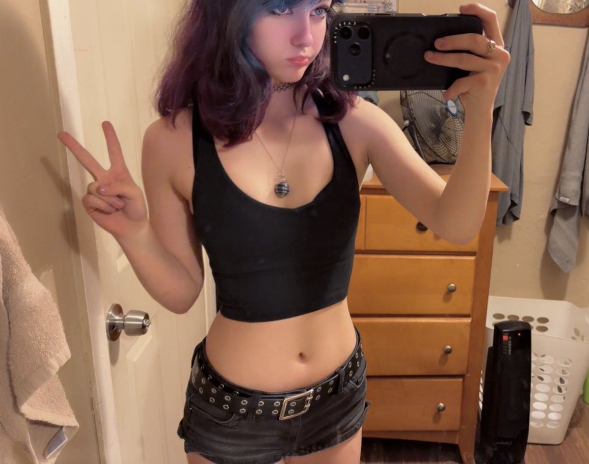 Littlelily0806's tweet photo. Random selfie of the day💕💙
#selfiee #alternative #outfit #fypシ゚viral https://t.co/EvEr8qeGfe