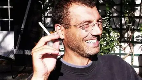 ledamne25bezak's tweet photo. 1/6 Poursuivre Xavier Dupont de Ligonnès après tant d'années relève d'une idée archaïque de la justice : la vengeance. La punition systématique est inefficace. Notre obsession pour sa traque en dit plus sur notre société que sur le criminel lui-même. https://t.co/g6Vjtk3j59