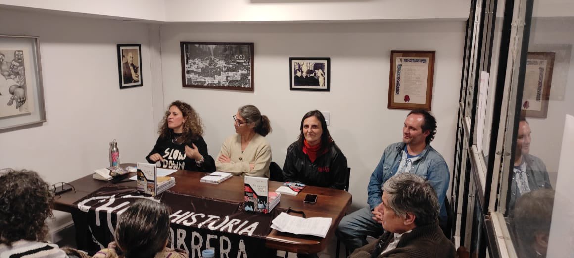 Virbouvet's tweet photo. Hoy en la presentación de “Un fantasma recorre el subte” en la Feria del libro sindical @prensadelsubte @historia_obrera https://t.co/4dVuCibnA3
