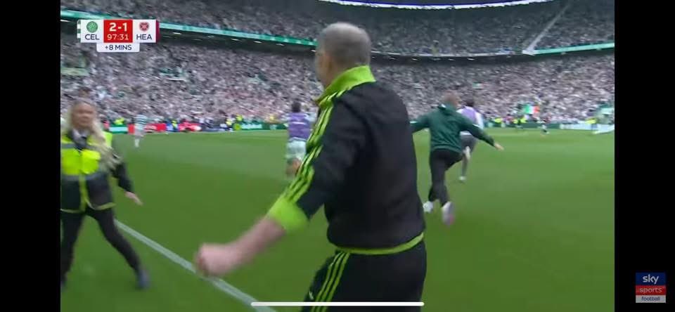 lawso1874's tweet photo. @colinboyle12 @scottdougal @mrewanmurray First game in history thats been played with fans and subs on the fucking pitch. Even though it literally contradicts their rule book. You cant confirm a normal ending of a game with fans and subs on the pitch mate, doesnt matter whos playing thats just nonsense https://t.co/pDO1q7b7Gf