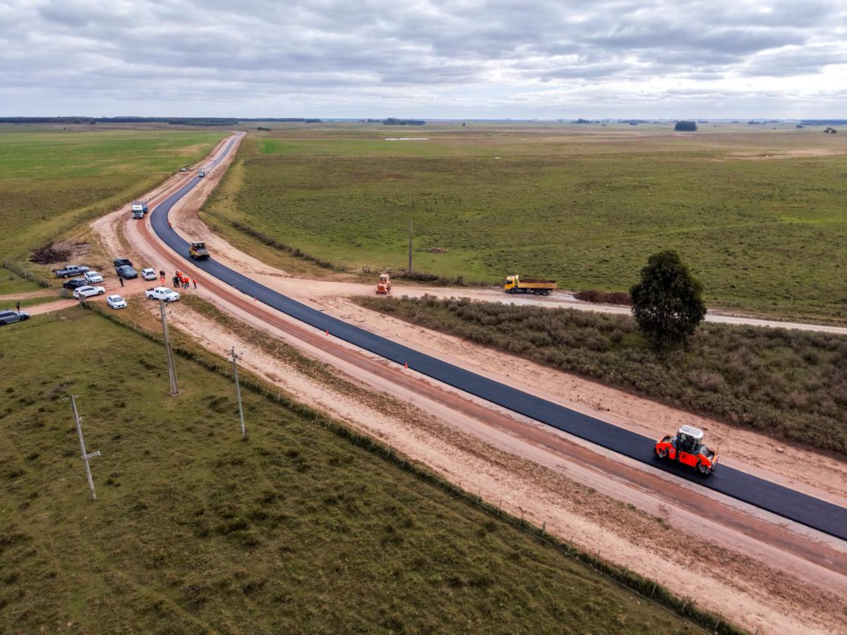 mtopuy's tweet photo. 👉Recorrida por obras en Durazno. 

🗨️"Estamos distribuyendo la inversión para mejorar la conectividad de la gente, para mejorar la circulación de la carga y sobre todo para generar dinamismo en las economías", dijo la ministra Etcheverry al visitar hoy obras en las rutas 7, 14 y 19.
