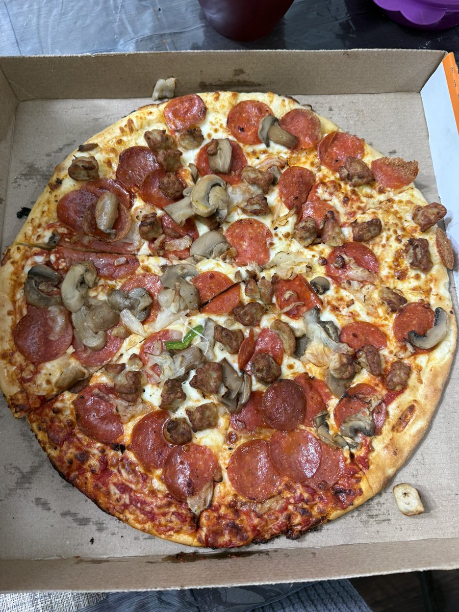 oscarrxo's tweet photo. @littlecaesars I think y’all forgot to add some ingredients to this ultimate supreme lol https://t.co/UY0oH667Hh