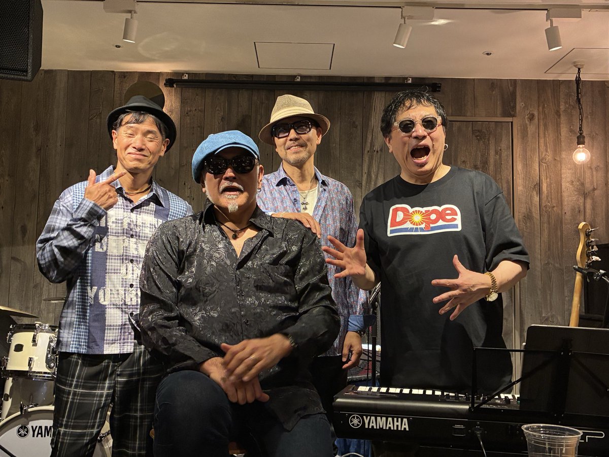 satchiton's tweet photo. 昨夜は桜新町NEIGHBORにTOMMYさんのLIVEを見に行きました！とにかく音楽的にすごいの見せられてるのに顎が痛い程笑ってしまう、楽しいライブでした！TOMMYさんの圧倒的な声の力でボディブロー叩き込まれた長女は朝からアルジャロウを聴いて、帰ったら歌の練習するね！と言いながら中学校行きました😊 https://t.co/7i5HiIDkYp
