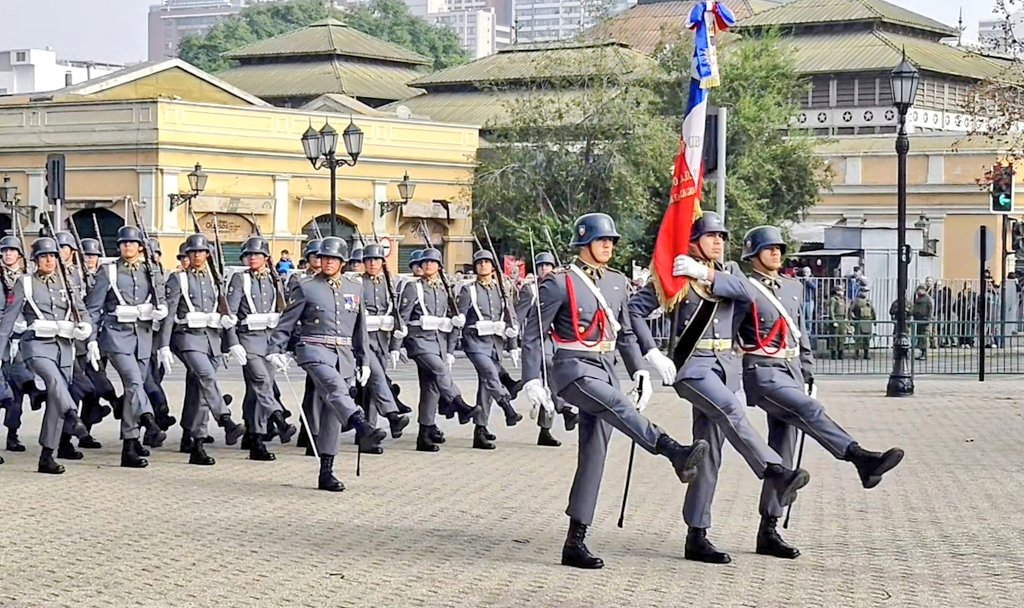 CGGERM's tweet photo. Al conmemorar 147 años del Combate Naval de Iquique y Punta Gruesa y Día de las Glorias Navales, el Comandante de esta Alta Repartición y el Comandante de la División de Ingenieros, presentaron ofrenda floral ante el "Monumento a los Héroes de Iquique” en la Plaza Capitán Prat.⚓ https://t.co/QJxJm82KVg