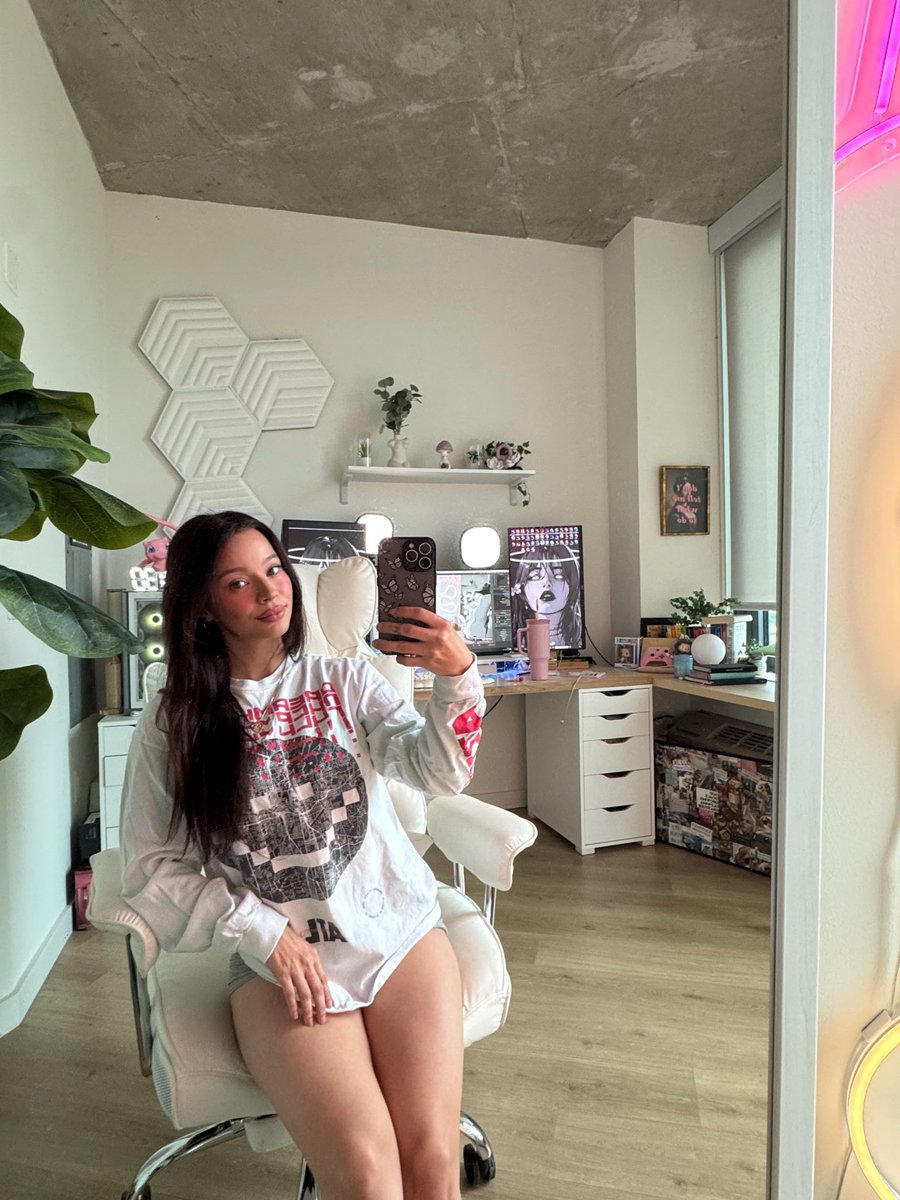 LolaBunz tweet media