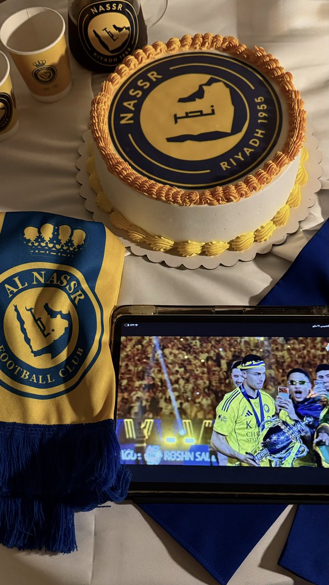 ex3wi's tweet photo. احتفال اليووووم🏆📸💛 https://t.co/hX3ERZIeQA