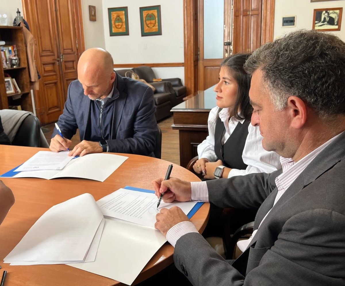 Asacop_arg's tweet photo. A través de la coordinación regional #NOA firmamos un convenio con la @esgobtucuman y la UNSTA para impulsar capacitaciones y espacios de intercambio para jóvenes, militantes, asesores y equipos políticos.

Desde #ASACOP seguimos fortaleciendo nuestra presencia federal 🫱🏼‍🫲🏽 https://t.co/QnF6JLbzCd