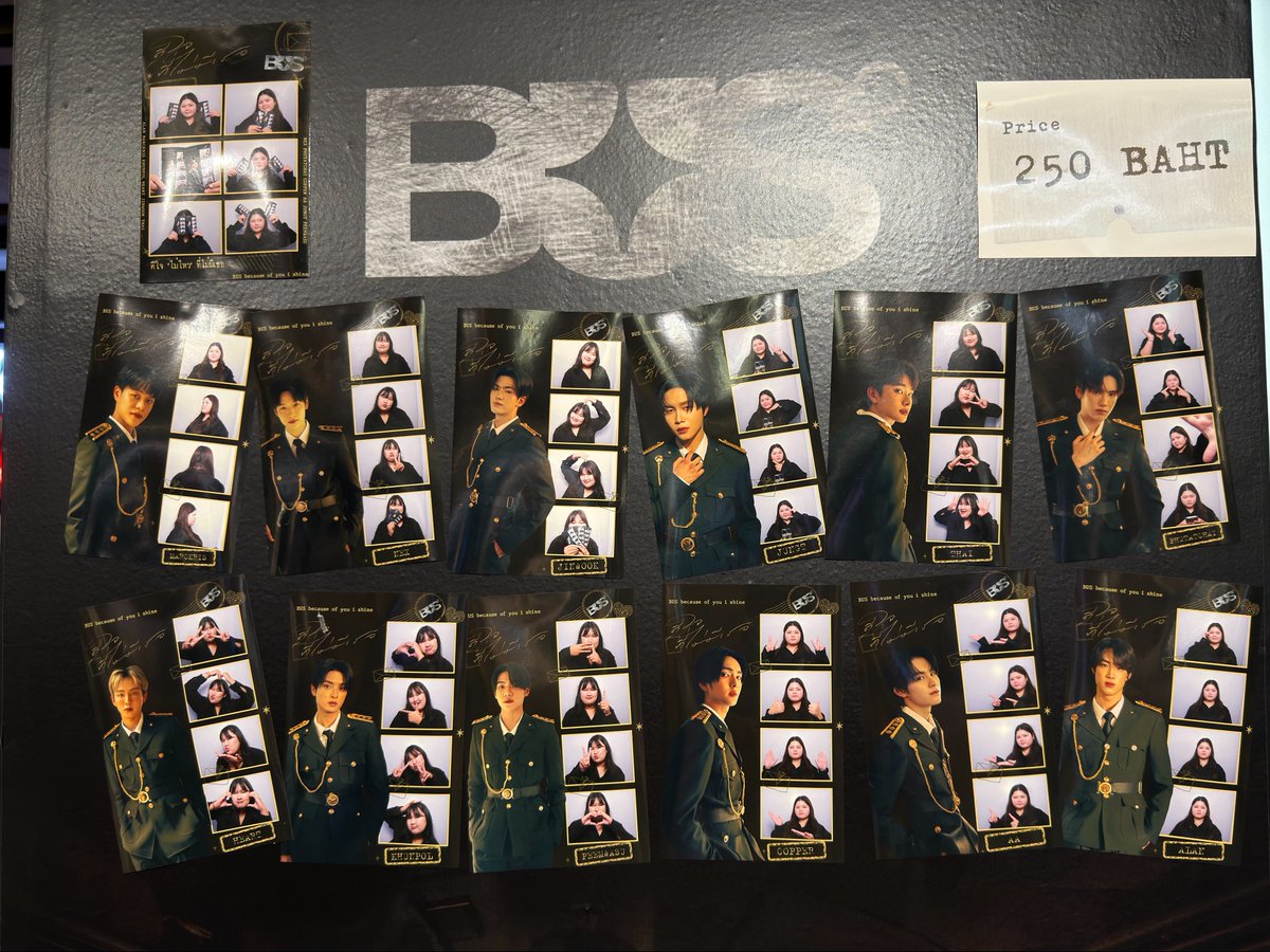 ivcnxivn's tweet photo. คำแนะนำสำหรับใครที่จะไปถ่าย photobooth #BUS_ดีใจที่ไม่มีเธอ_EXHIBITION

1. เฟรมละ 250 บาท สแกนจ่าย
2. รอนานมากกกกกกก เมื่อวานแถวมีแค่แถวเดียวยังไม่ขด เรารอไปชั่วโมงกว่า แนะนำให้เผื่อเวลาไปเยอะ ๆ ถ้าแถวยาวกว่านี้คงใช้เวลาเ���อะกว่านี้มาก
3. ตอนถ่ายถ้าไม่ชอบรูปที่ถ่ายสามารถกด retake ได้ ปุ่มจะอยู่แถว ๆ ขวาบน คิดว่า retake ได้แค่รูปล่าสุดที่เพิ่งถ่ายเท่านั้น เราไม่ชัวร์เพราะมาสังเกตเห็นตอนถ่ายรูปสุดท้ายแล้วเลยไม่ได้กด 5555555 ถ่ายได้ 4 แอค ไม่มีเผื่อเลือก

เพิ่มเติมเรื่องจดหมาย ที่งานมีกระดาษกับซองจดหมายเตรียมไว้ให้ ปากกาก็มีแต่คอดว่าถ้าคนเยอะน่าจะไม่พอ เตรียมปากกาไปเองน่าจะเริ่ด 🫡🫡