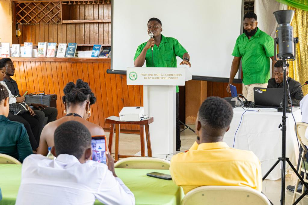 LeProfesseur703's tweet photo. Pour Petite-Rivière/Paillant, je choisis l'engagement. Sous les couleurs d'EDE (@edehaiti2021), je porte la voix d'une jeunesse prête à servir. Plus qu'un élan, un espoir durable et une vision moderne pour notre communauté. 

La jeunesse ne demande plus sa place, elle s'impose! https://t.co/6UWkeCg7tm