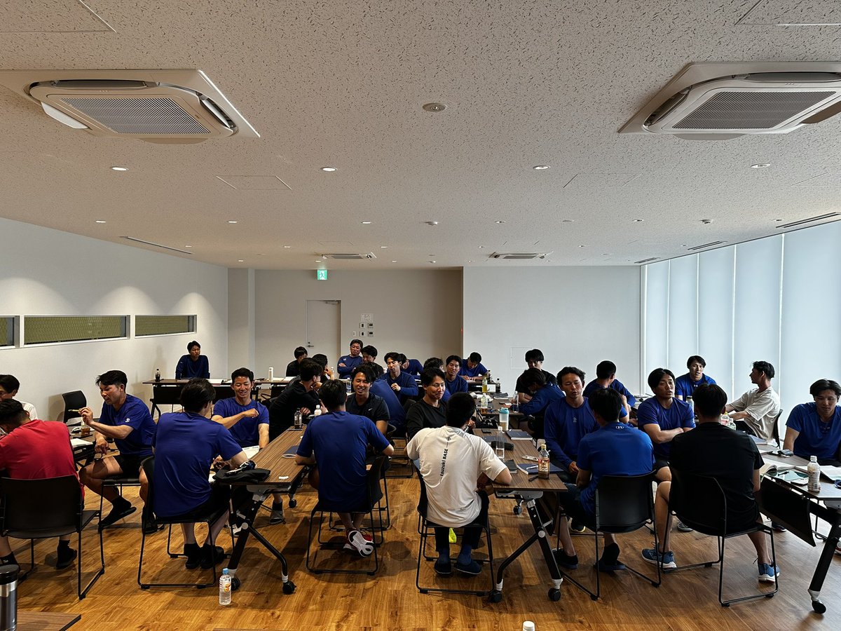 jinushi_sambou's tweet photo. チームにとっても、私にとっても、はじめての試み。

昨年の夏からチームに関わり、経営戦略の考え方をスポーツの現場に持ち込むチャレンジを続けてきました。

これまで、さまざまな問いとワークを重ねる中で、選手一人ひとりの思考力が高まり、数字やデータの活かし方にも確かな変化が生まれてきました。

そして何より、チームとしての戦い方そのものが変わってきていることを強く感じています。

来週から始まる都市対抗予選前のワークを終え

最高の笑顔で、チームがひとつになっている姿を見られたことが何より嬉しく、ここからの戦いが本当に楽しみです。

全力で応援しています。

#東海理化野球部 #社会人野球 #チーム強化 #経営戦略 #組織開発 #ライフマネジメント