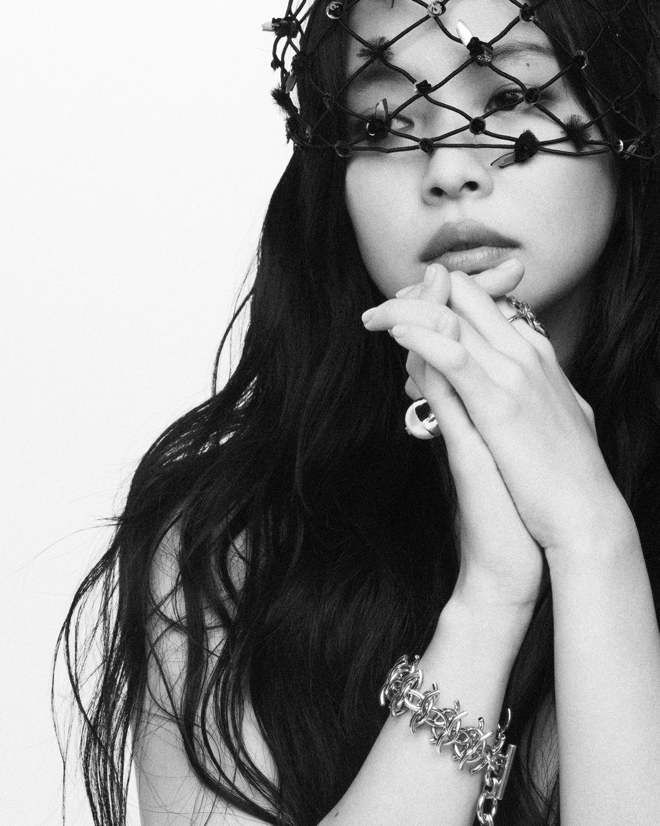 tjruby_'s tweet photo. เจนนี่ให้สัมภาษณ์กับนิตยสาร Dazed Korea 2026

“...แทนที่จะพยายามทำให้ทุกสายตาที่มองมาที่ฉันพอใจ ฉันเลือกที่จะคิดก่อนว่าอะไรคือสิ่งที่ฉันให้ความสำคัญจริง ๆ แล้วหันมาเชื่อมั่นในทิศทางนั้นมากกว่า”

J : “เวลาที่ทำเพลงหรือตอนยืนอยู่บนเวที ตัวตนของฉันในฐานะศิลปินจะชัดเจนที่สุด เพราะสุดท้ายแล้วในดนตรีมันมีทั้งความรู้สึกและตัวตนของฉันถูกถ่ายทอดอยู่ตรงนั้นทั้งหมด ฉันรู้สึกว่านั่นเป็นช่วงเวลาที่ใกล้เคียงกับความเป็นตัวฉันมากที่สุดค่ะ”

Dazed : ความคาดหวังของสาธารณชนกับความปรารถนาของเจนนี่ ไม่มีทางไปในทิศทางเดียวกันได้ เจนนี่กำลังมุ่งหน้าไปสู่บางสิ่งที่จะยึดเหนี่ยวตัวตนของเธอไว้ได้อย่างชัดเจนที่สุด

J : “อืม... ฉันเองก็ใช้ชีวิตในฐานะคน ๆ นึงไปด้วยค่ะ เป้าหมายที่ฉันอยากทำและรู้สึกว่าต้องทำก็ผุดขึ้นมาเรื่อย ๆ ถึงแม้ว่าทิศทางหรือค่านิยมที่ฉันยึดถือบางครั้งอาจดูท้าทายหรือค่อนข้างแรงในสายตาคนอื่น แต่สุดท้ายเมื่อเวลาผ่านไปจะมีช่วงเวลาที่แฟน ๆ เข้าใจและเคารพในความหมายที่แท้จริงที่ซ่อนอยู่ในนั้นค่ะ สุดท้ายแล้วสิ่งเหล่านั้นก็จะหลงเหลือภาพลักษณ์ไอคอนิกในแบบของฉัน เพราะฉะนั้น ช่วงนี้แทนที่จะพยายามทำให้ทุกสายตาที่มองมาที่ฉันพอใจ ฉันเลือกที่จะคิดก่อนว่าอะไรคือสิ่งที่ฉันให้ความสำคัญจริง ๆ แล้วหันมาเชื่อมั่นในทิศทางนั้นมากกว่าค่ะ” 🤍

#JENNIE #제니