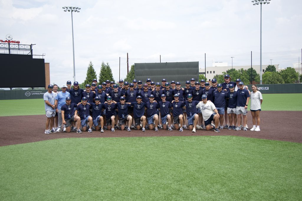ETBU_Baseball's tweet photo. Tigers in Lynchburg📍⚾️

#etbubaseball #goetbutigers #ncaabaseball https://t.co/4hZi4ZlKDl