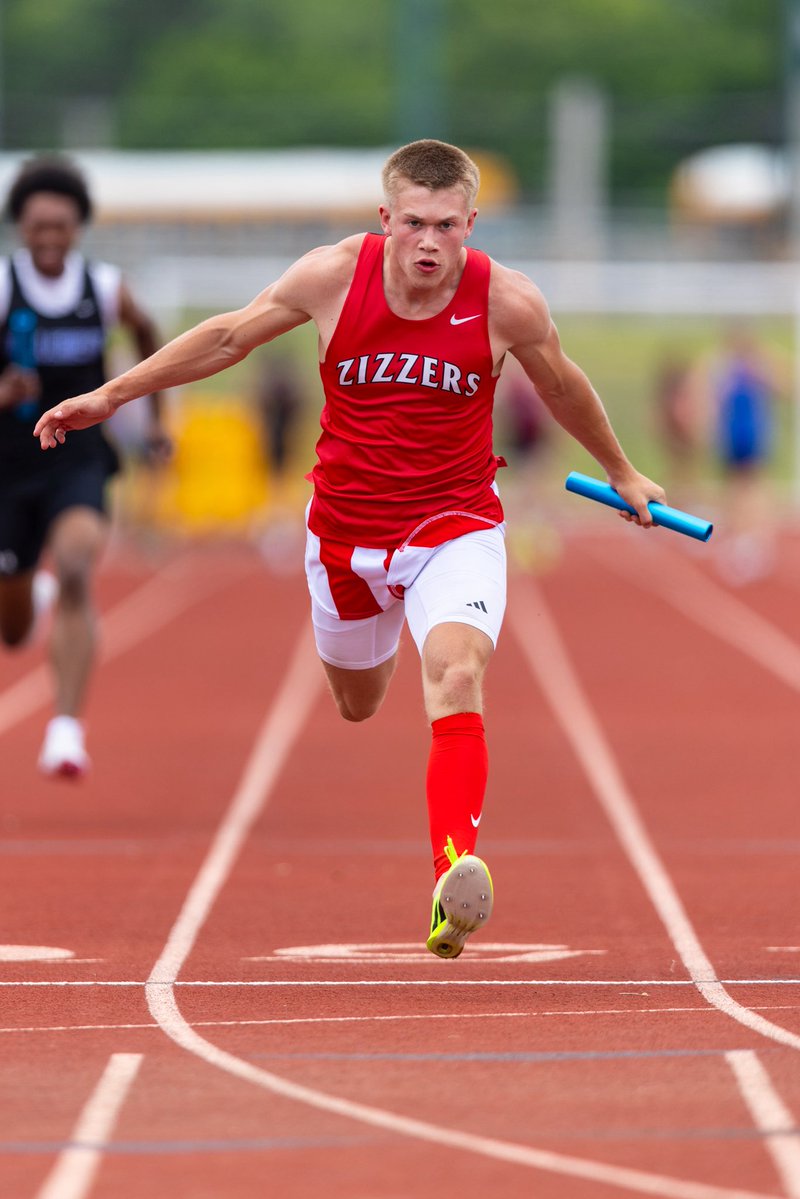 Jim_Miller12's tweet photo. @cameronam at Class 4 District 6 meet. Advanced in all 4 events, went 10.71 and 21.75 FAT with no tailwind. 32 points scored toward a back-to-back district team title! https://t.co/7BsWMQt8b9
