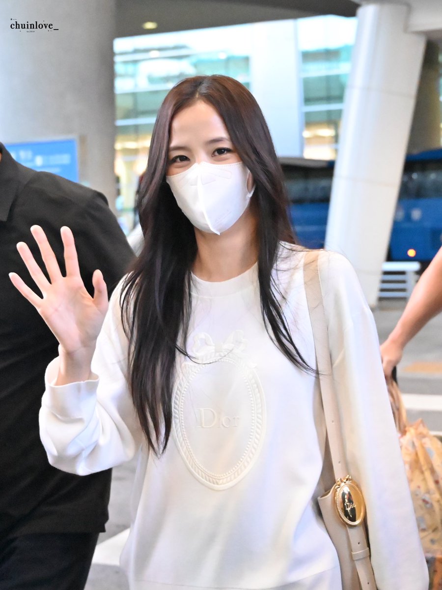 JISOO 🤍 tweet media