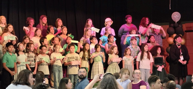 SchertzES's tweet photo. An amazing night at Honor Choir &amp; GT Night! 🎶✨ The choir ended with Changed for Good honoring their teachers, and our GT students proudly showcased their incredible projects for families. So proud of our students and staff! 👏💚 https://t.co/tZg3rVoDSI
