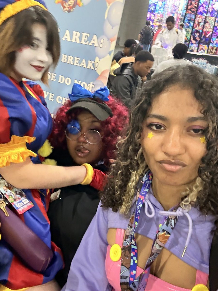 SprinkleCake00Z's tweet photo. PHOTOS I TOOK IN MOMOCON!!! (Shout out to the people in the cosplays unfortunately I wish I got all their socials but shout out my besties that came with me to Atlanta my babies / @C0ffinGrlXOXO @itsjellby @WiffleBall55 @MeatyMcBeaty 🎀💗🎀💗🎀💗💗💗🎀💗🎀 https://t.co/HgQI25PIsM